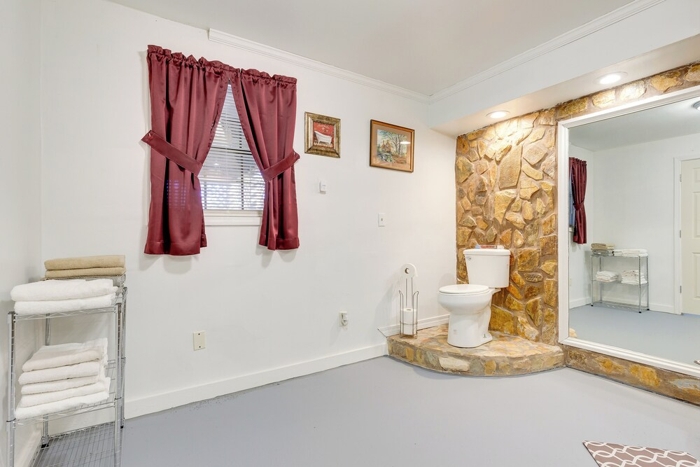 Comfortable Alabama Apartment: Pets Welcome!