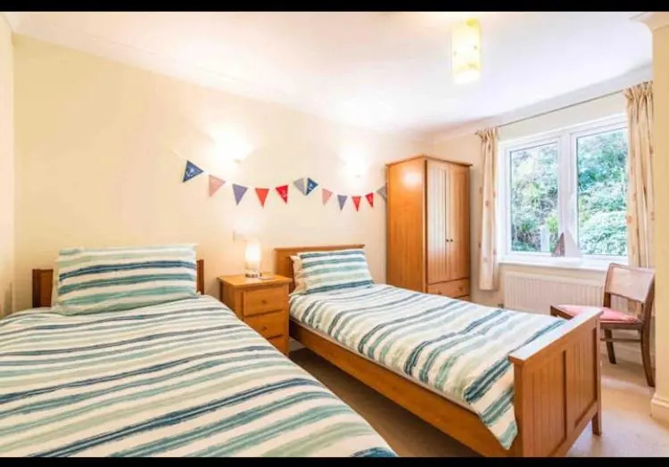 Fantastic spacious house with beautiful panoramic views of the bay Only a few minutes walk from beach harbour and restaurants This house has 3 bedrooms 3 bathrooms and 2 lovely sitting rooms