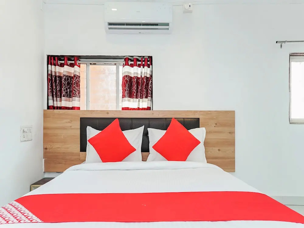 OYO 19677 Hotel Gurukrupa