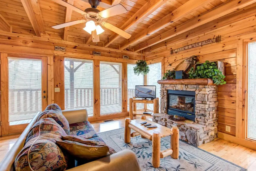 Secret Romance, 2 Bedrooms, Sleeps 8, Pool Table, Hot Tub, Arcade