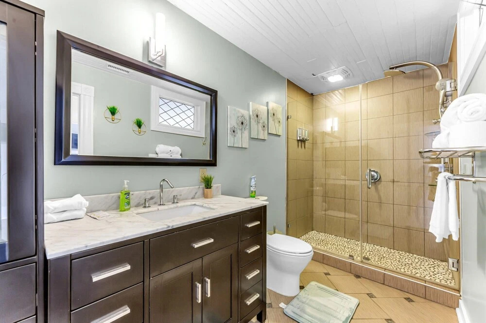 The Elm St Suite - Downtown Condo