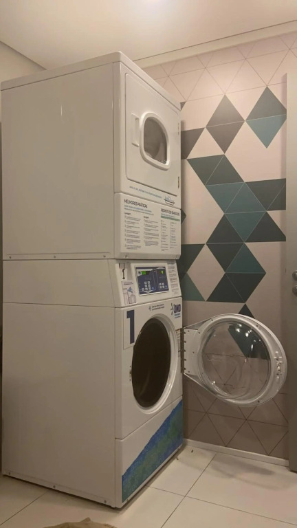 75 New studio w fast wifi, balcony, gym and movie screen