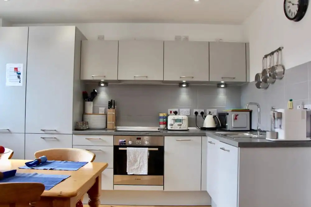 2 Bedroom Edinburgh Apartment In Great Location