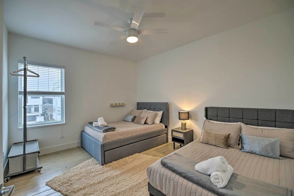 Downtown Houston Townhome w/ Balcony + Yard!