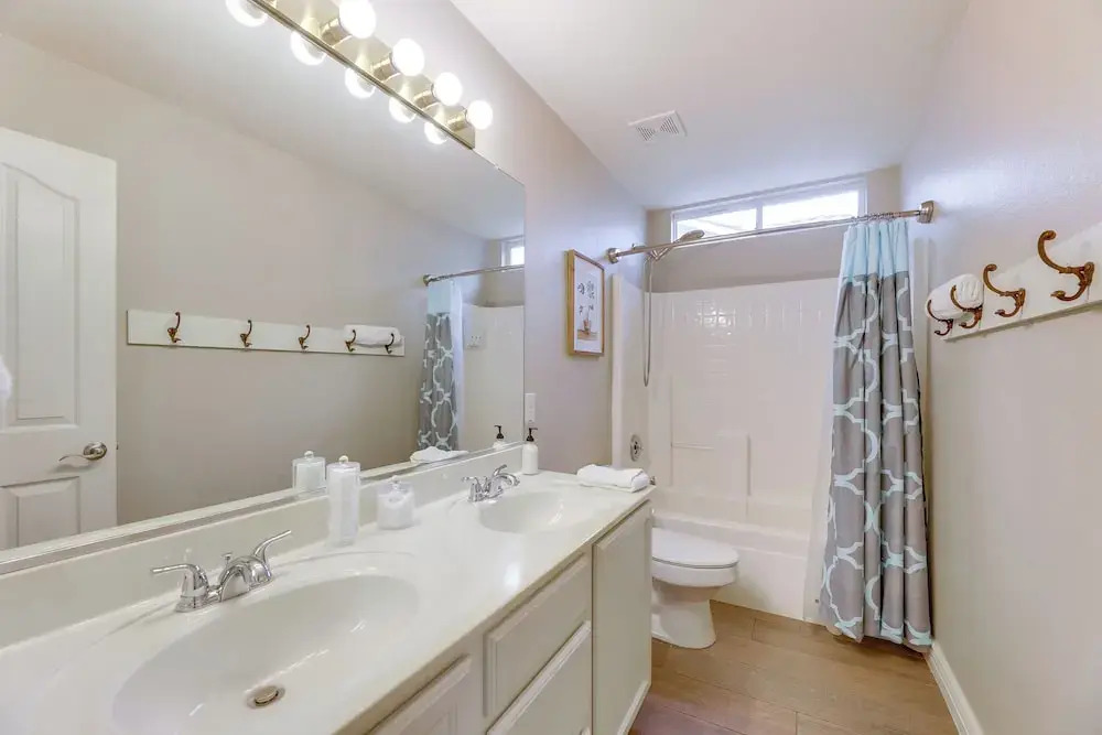 4 Mi to Riparian Preserve: Mesa Abode w/ Hot Tub