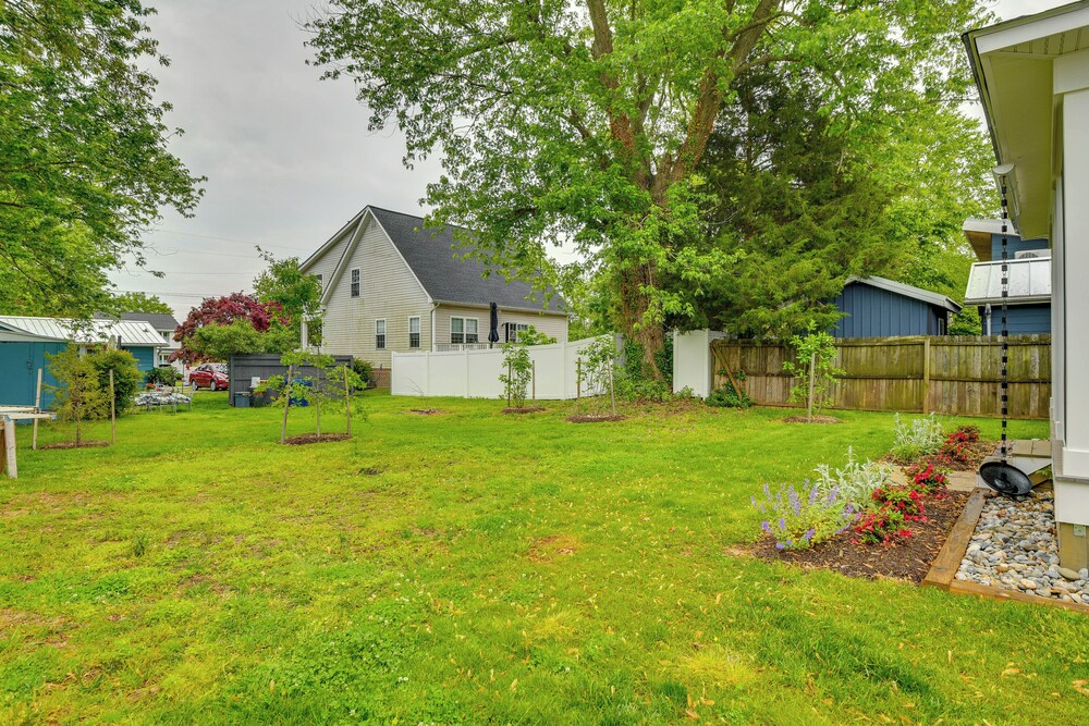 Modern Solomons Cottage Rental - Walk to Island!