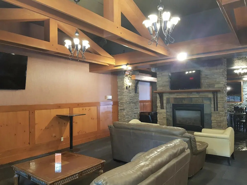 Twin Pine Inn & Suites