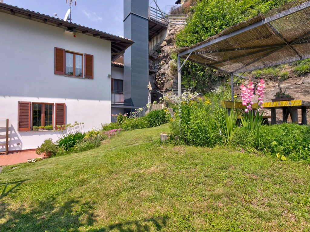Wonderful flat with swimming pool, lift and garden