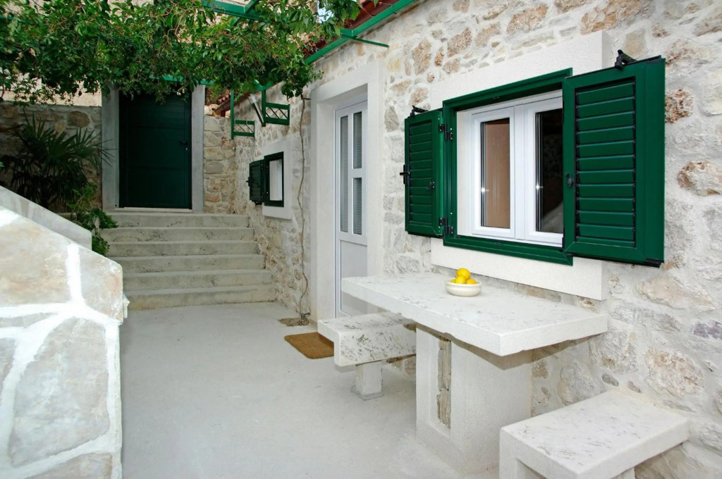 Apartment Cukarin A2 BOL-CENTER, Croatia