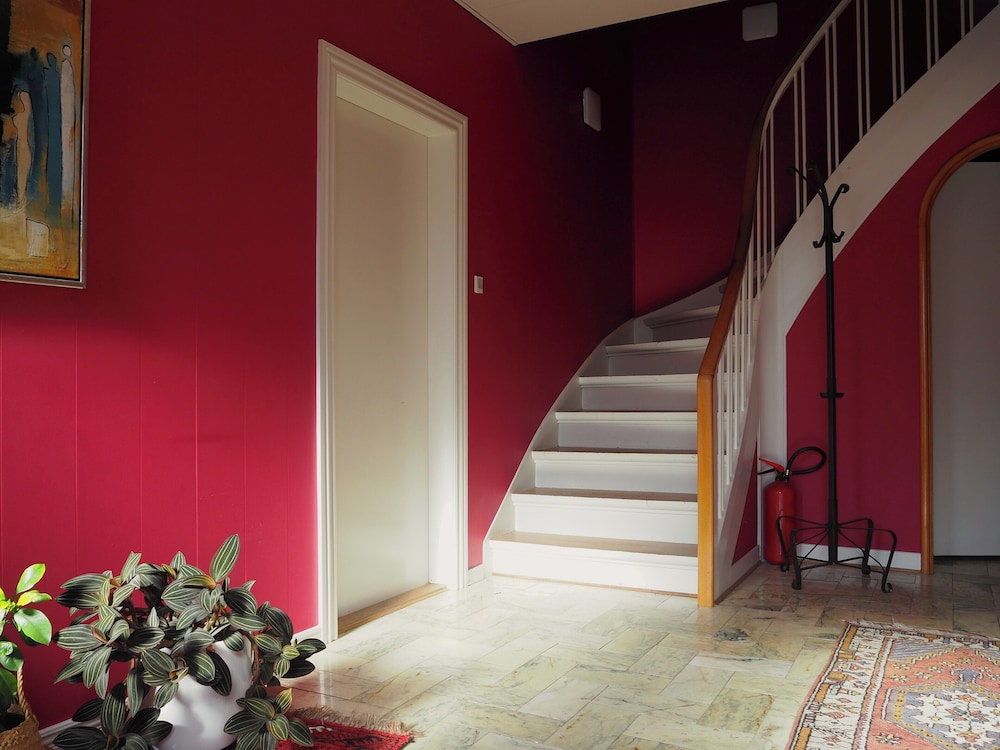 Lovely Town Apartment - Sleeps 5, Parking & Garden