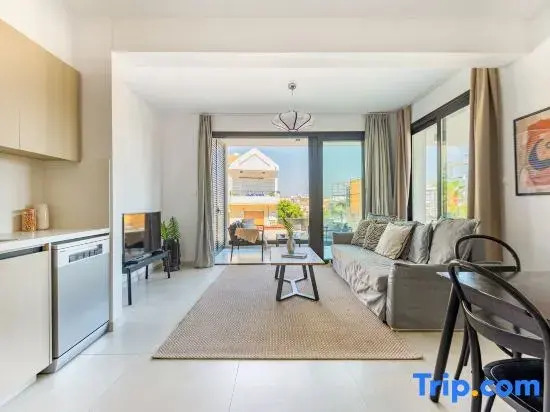 Sanders Only - Charming 2-bdr Apt With Balcony