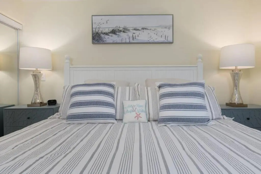 2bd 2ba 1st floor condo WALK TO BEACH