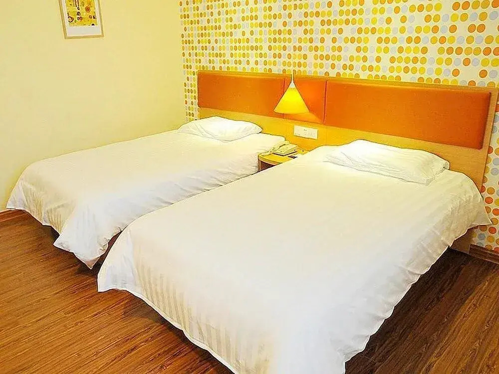 Home Inn (Qingdao Hai'er Road Metro Station Qingshan Road)