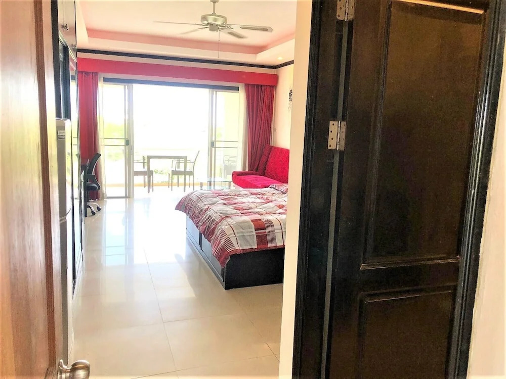 Top Floor Spacious Studio