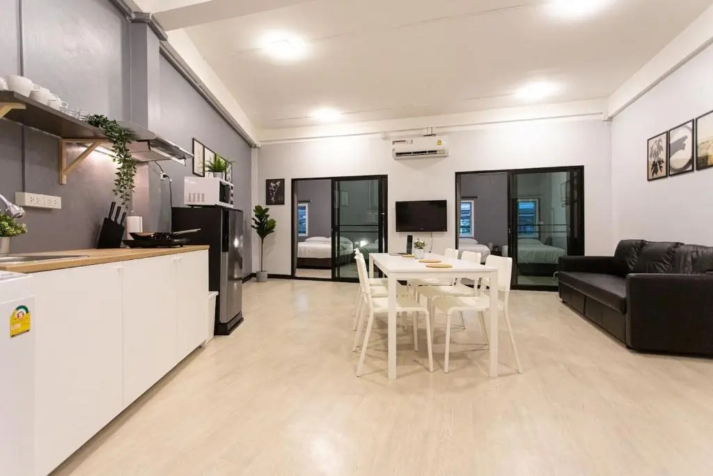 U2 Large 2 Bedrooms 100m to BTS station