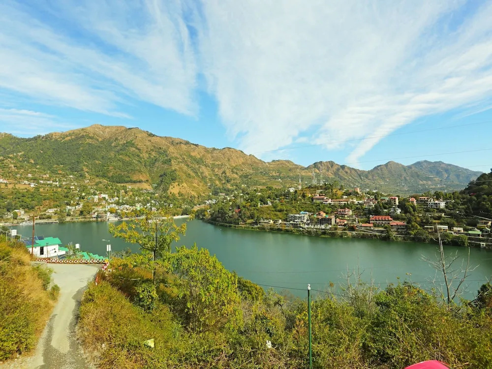 OYO 10946 Home 3BHK Lake View Rainbow Cottage Bhimtal
