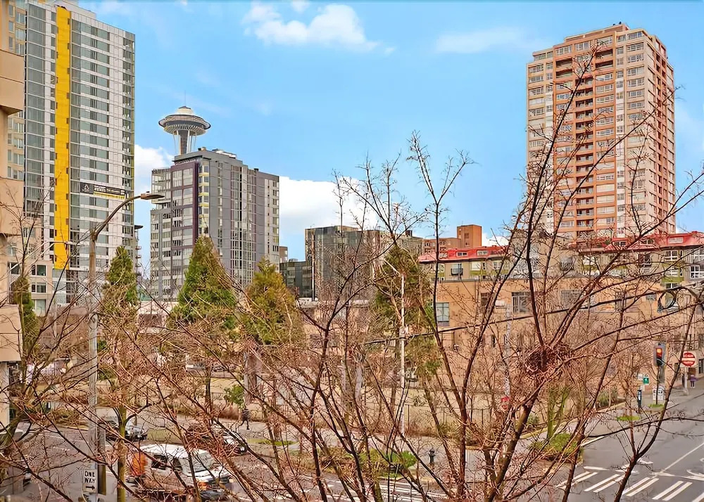 Belltown Court Space Needle Studio with Balcony