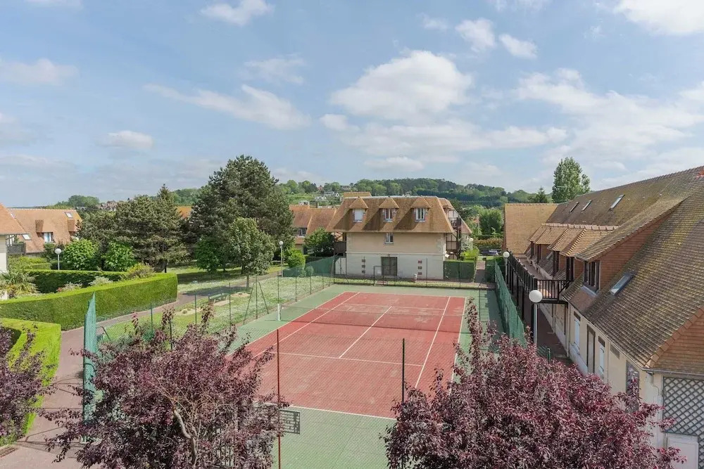 Renovated Apartment Sleeping 6 - Pool and Tennis
