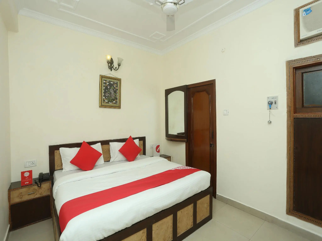 OYO 18273 Hotel Basera