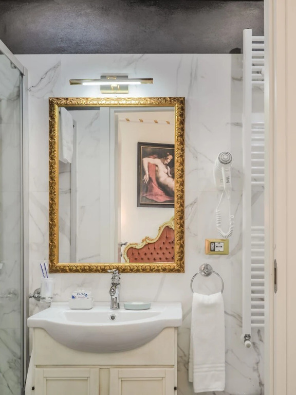 LOpera Rooms & Suite