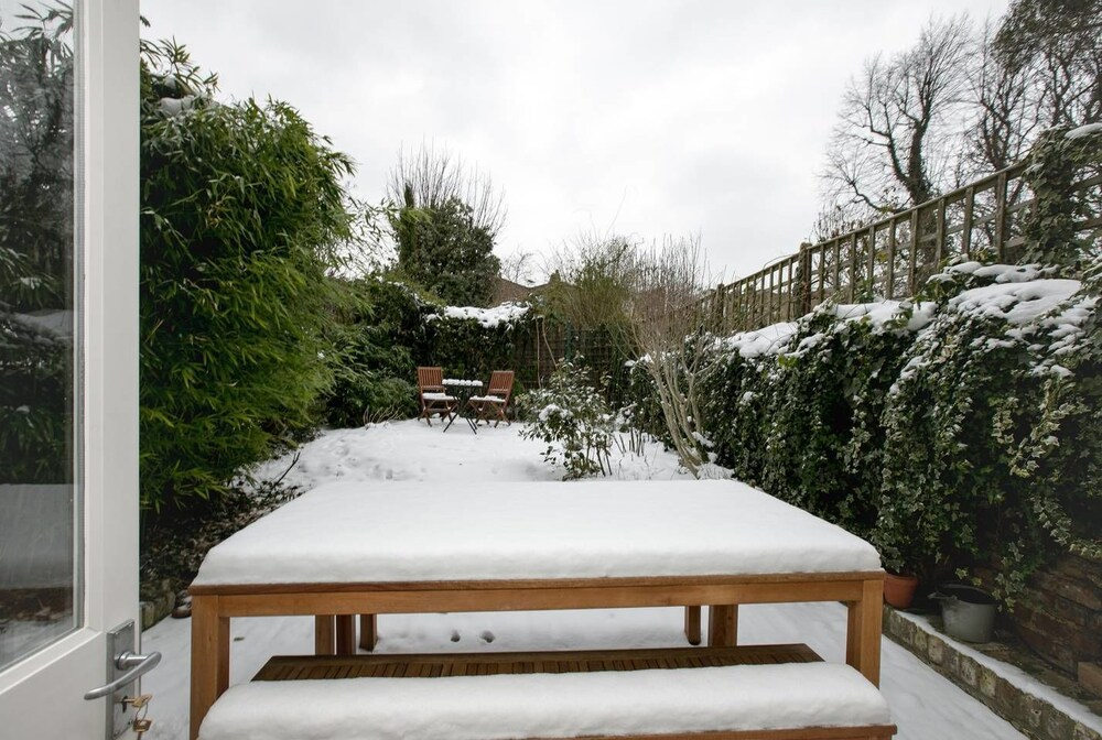 Beautiful 2 BED Garden Apartment