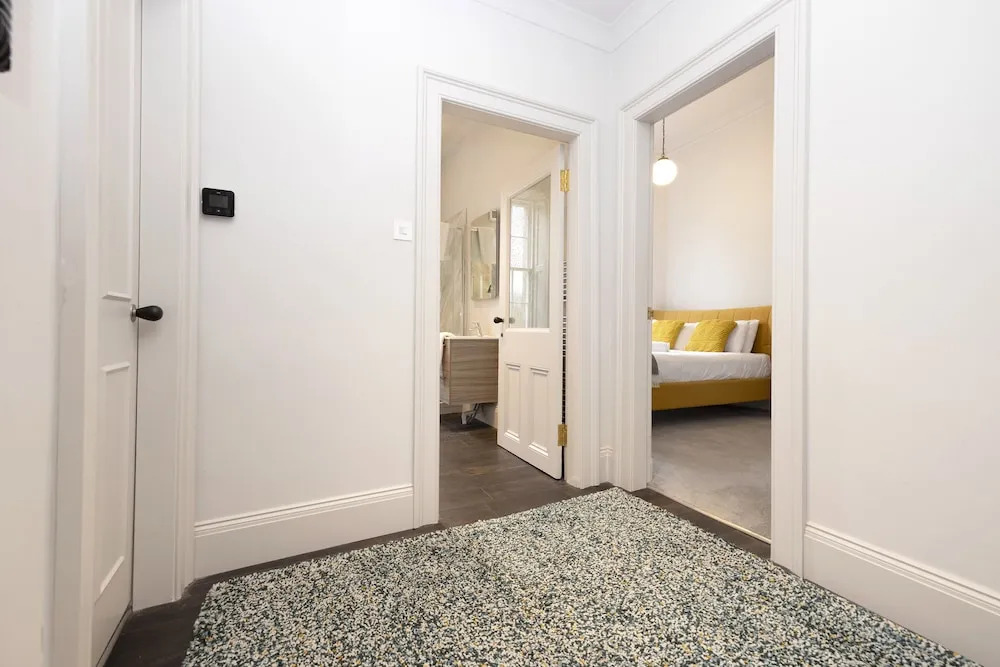 JOIVY Iconic Cockburn Street 4 Bedroom Apartment: Heart of Old Town