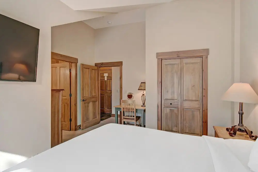 Bright + Scenic 2br - 7ppl Steps To Ski Lifts + Main Street 2 Bedroom Condo by RedAwning