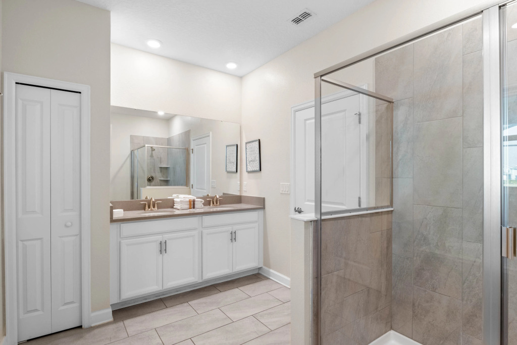 9 Bedrooms 5 Bathrooms Storey Lake 2885 Sc