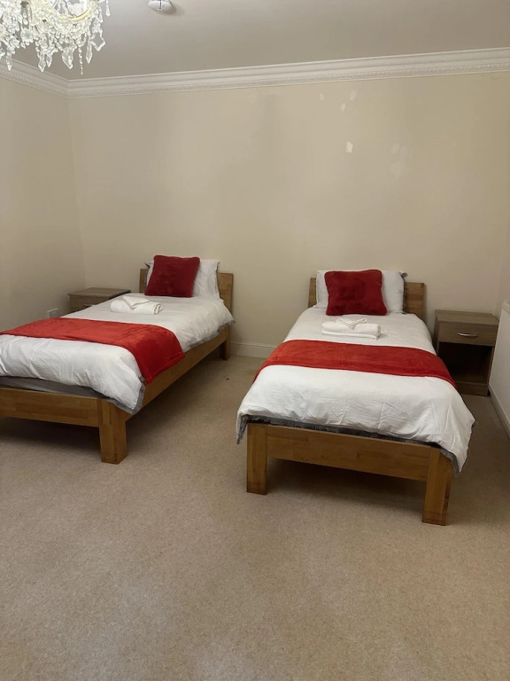 Captivating 5-bed House in Milton Keynes