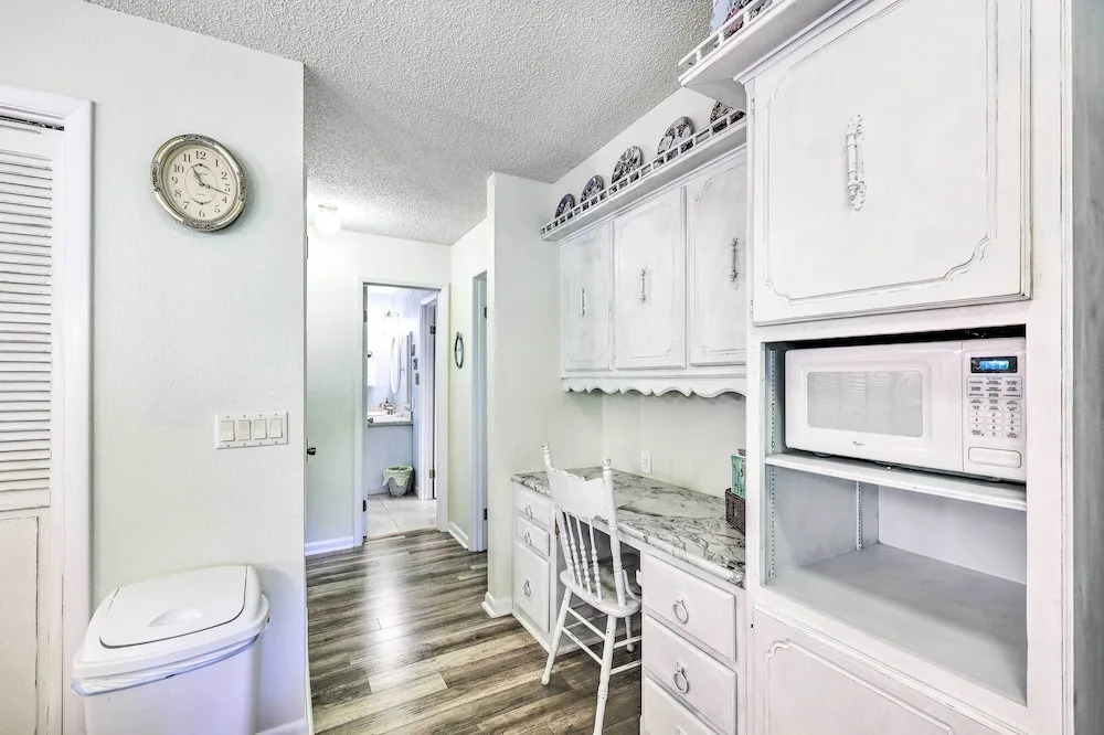 Furnished Deck w/ Views: Hot Springs Cottage