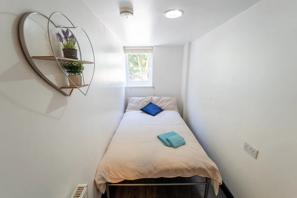 STAYSA Equipped studios near QE and UOB in GuestHouse close to the city!