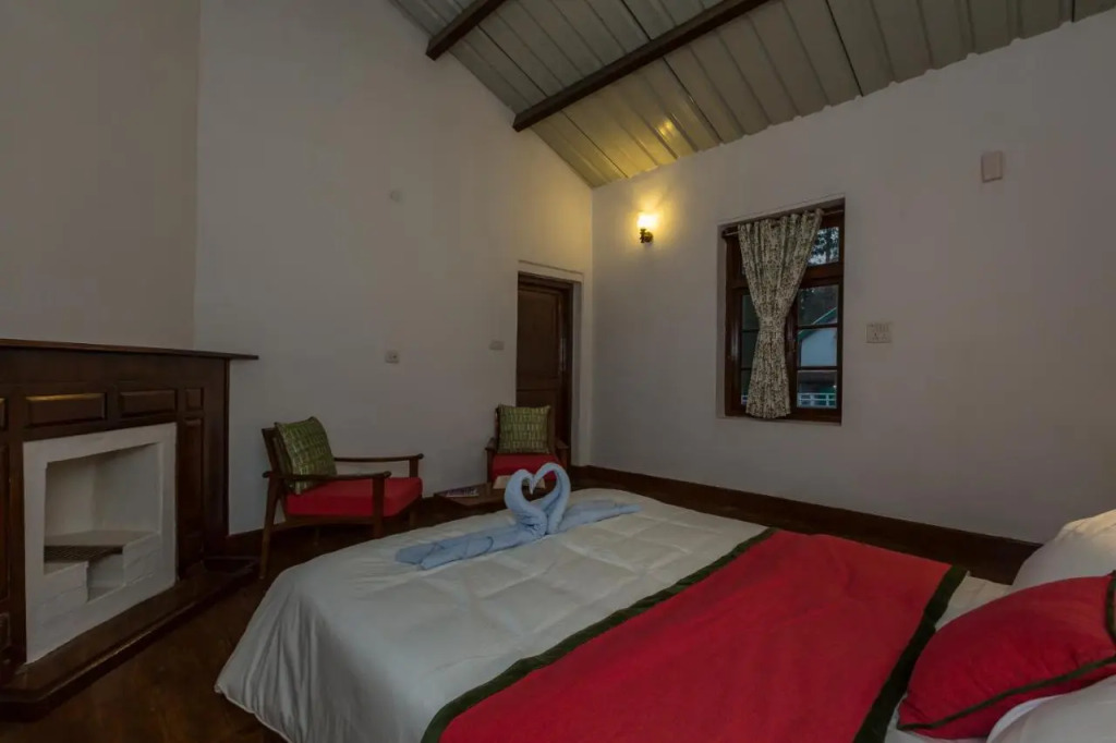 SaffronStays Milton Abbott Estate - 2BR colonial-era bungalow with garden, golf course views & bonfire nights near Ooty Golf Club