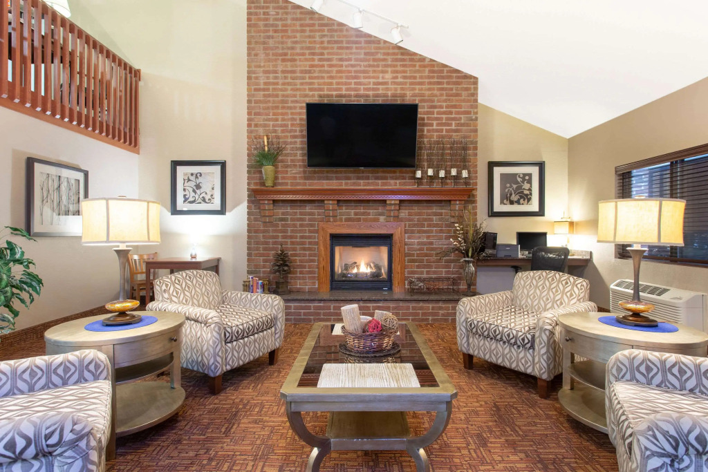 AmericInn by Wyndham New London