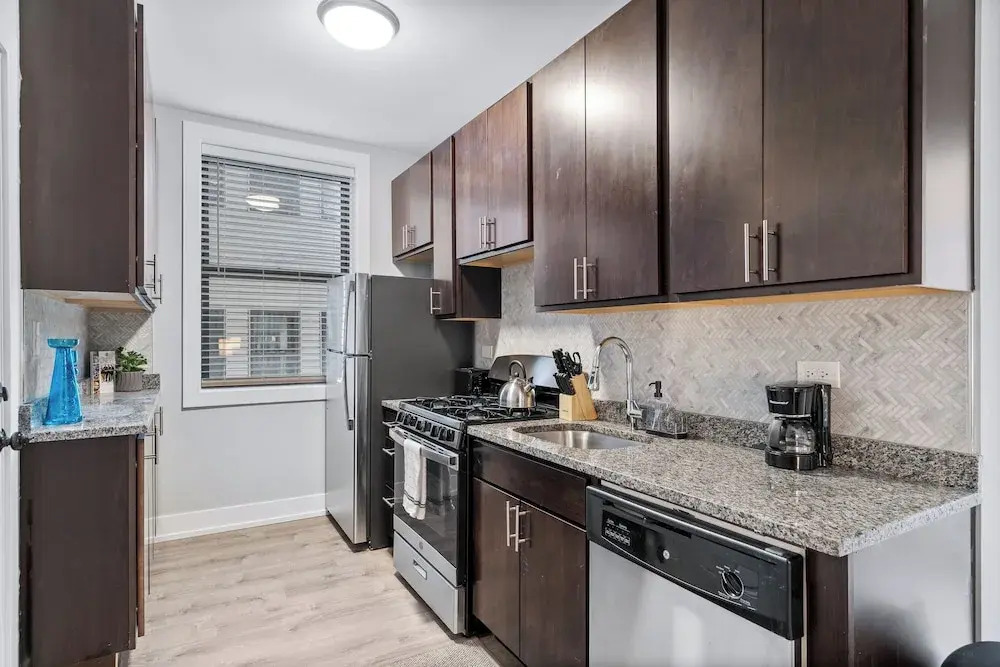 Stylish 1BR in Lakeview - Brompton 1 rep