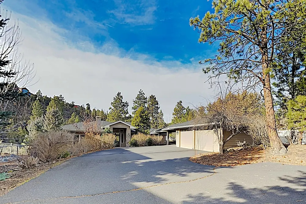 New Listing! Riverfront At River Glen W/ Hot Tub 3 Bedroom Home