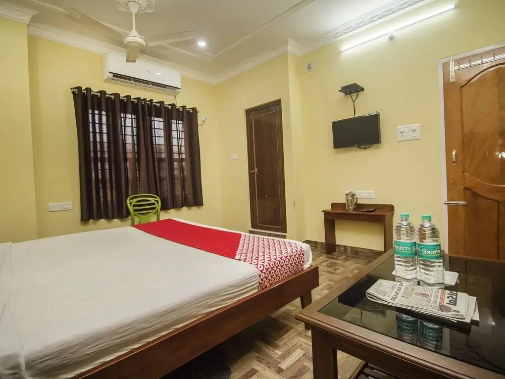 SS Lodge By OYO Rooms