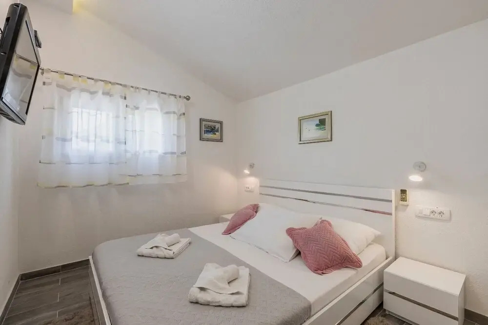 Goldie - 30 m From Beach - H