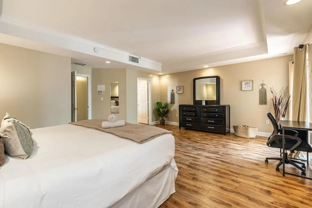 Salty Fox 5BD Oasis w Spa Beach Downtown