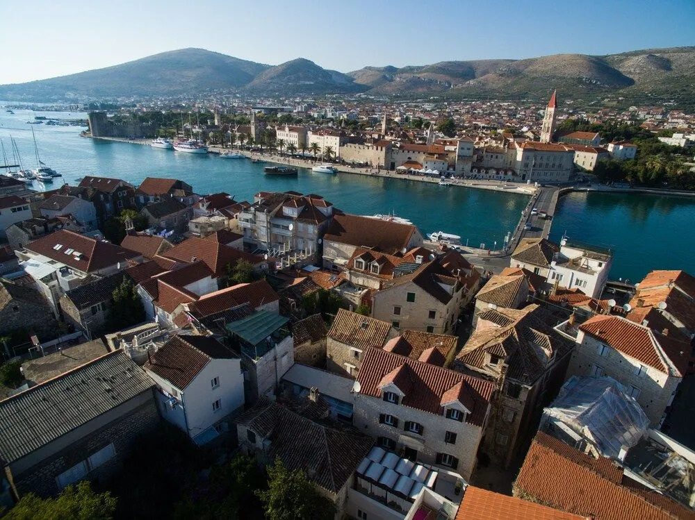 Tinel Longo, holiday home for up to 8, city center, BBQ, terrace