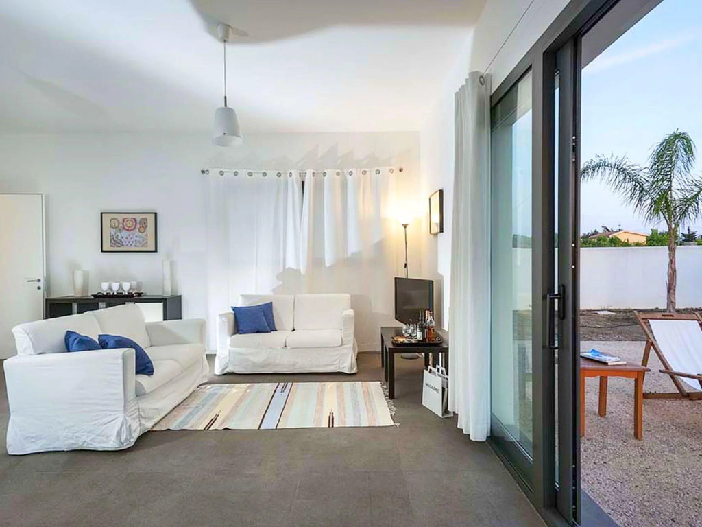 New villa at 300m from the sea with very big garden and a barbecue