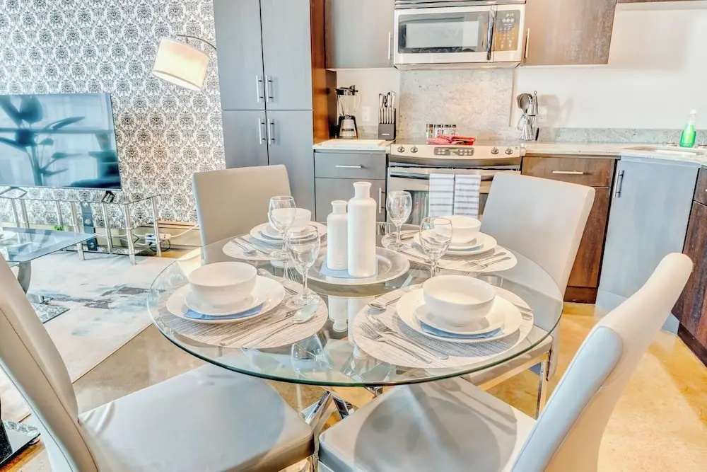 Stylish 2BR Condo Near Stampede Urban Retreat