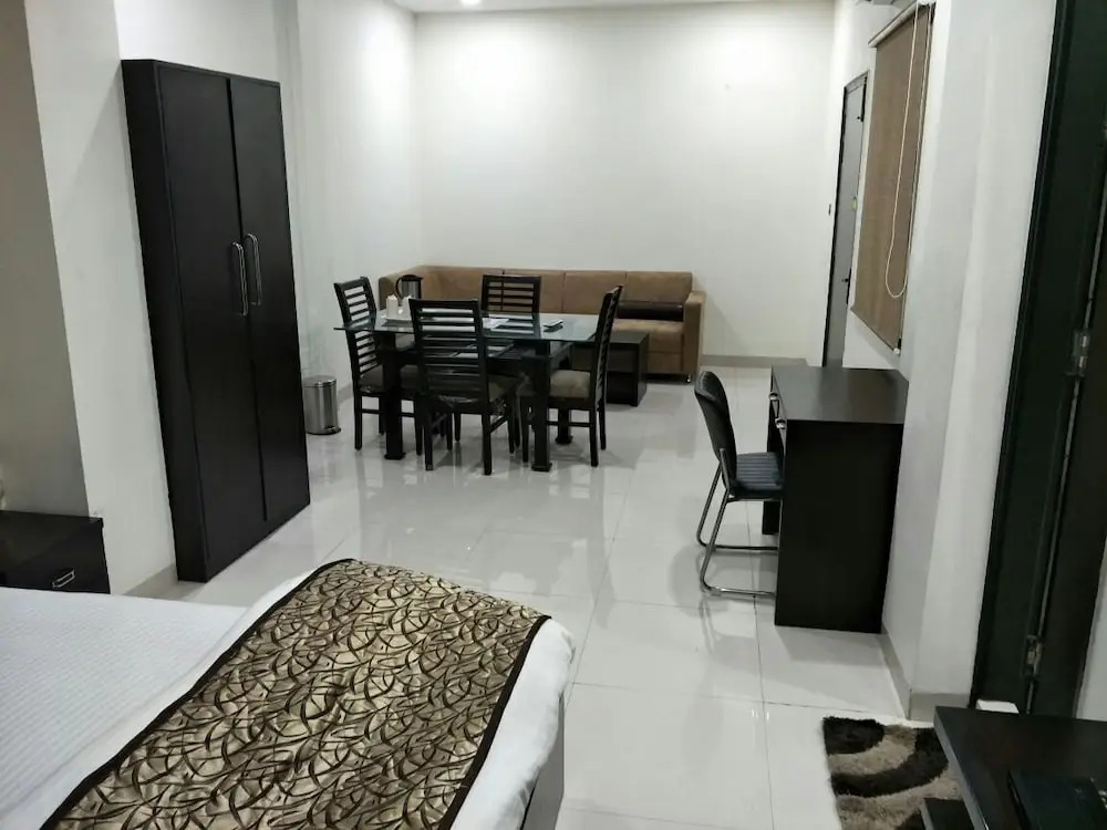 Hotel Mandakini Lush