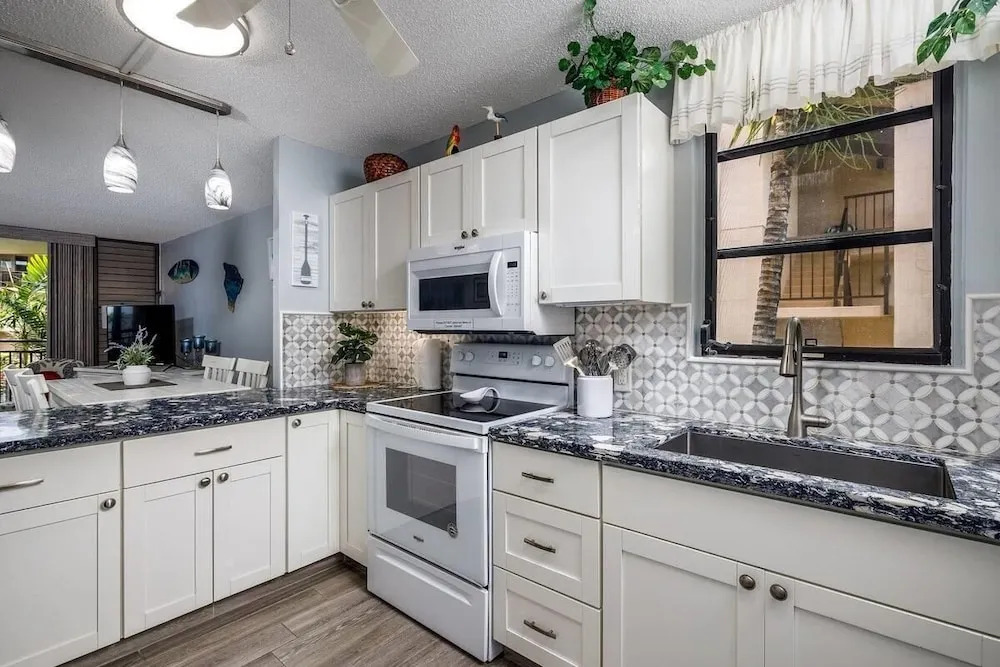 Kona Makai 1-204 Oceanview! AC! Remodeled! 2bd/2ba