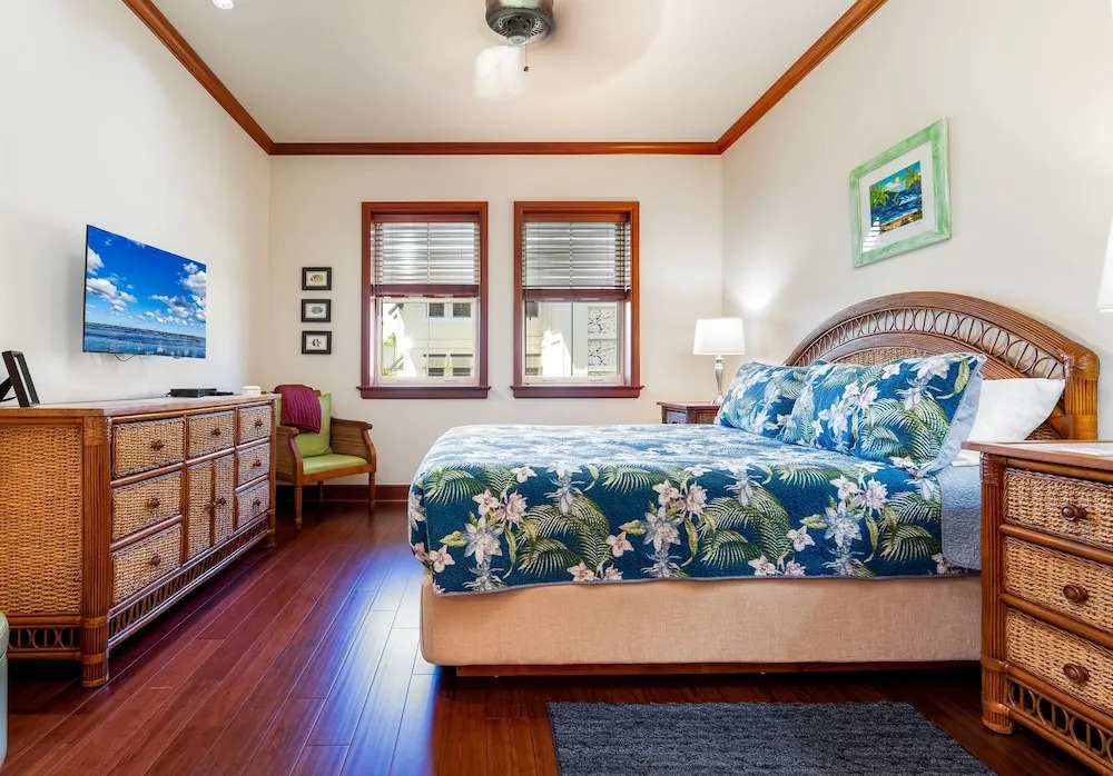 Kolea Circle #16e 2 Bedroom Condo by RedAwning