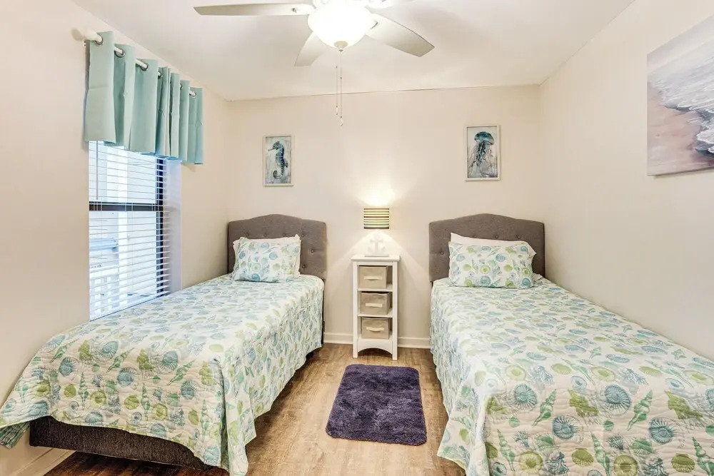 Poolside Fun & Ocean Strolls: Harbor Island Haven!