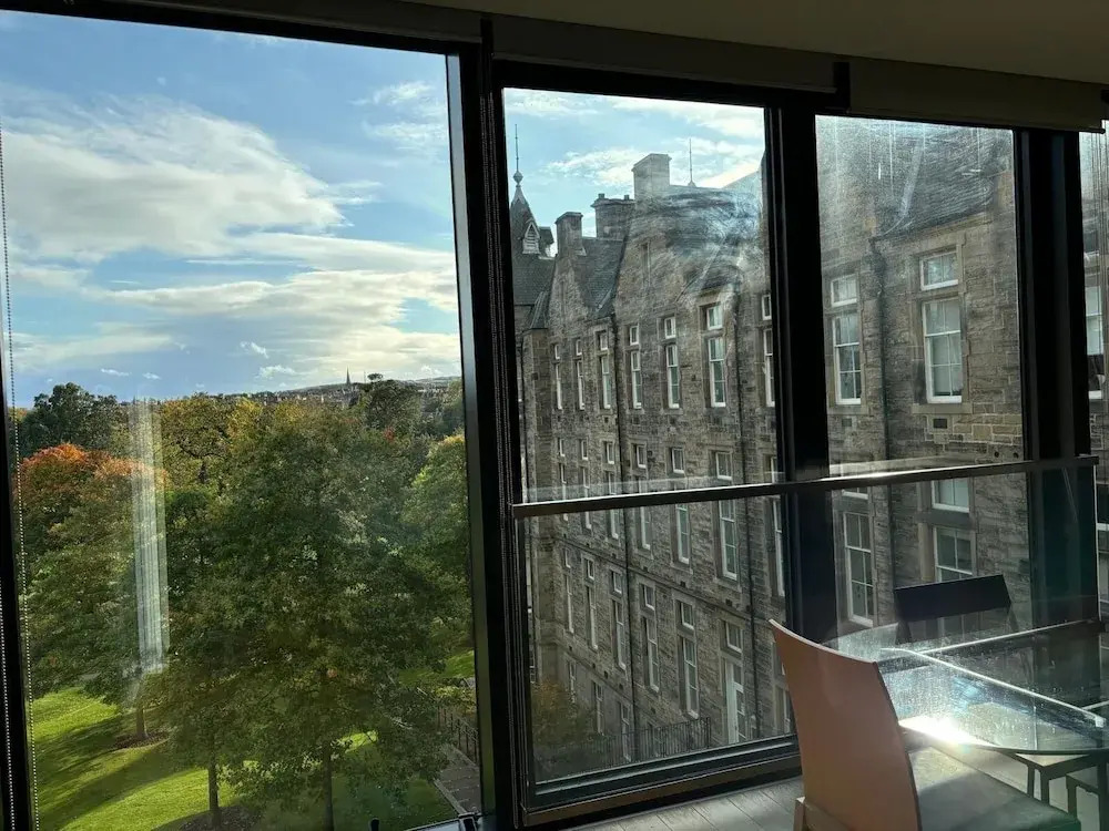 Stunning Park View Quartermile Apartment Close Proximity to Castle & University