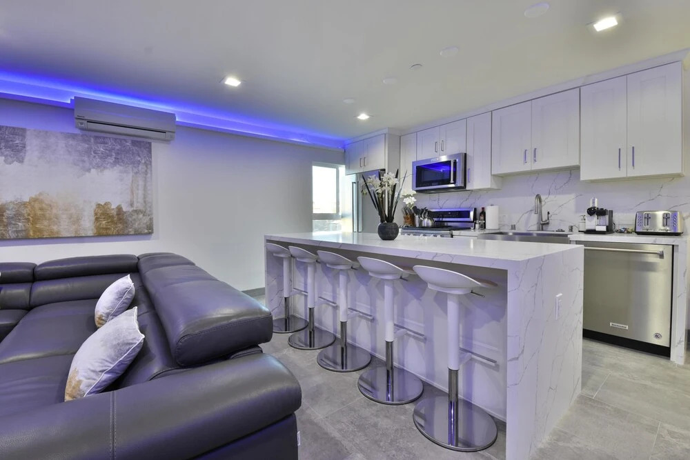 1244#7 Remodeled Luxury Condo With Stunning Views of Beach & Bay