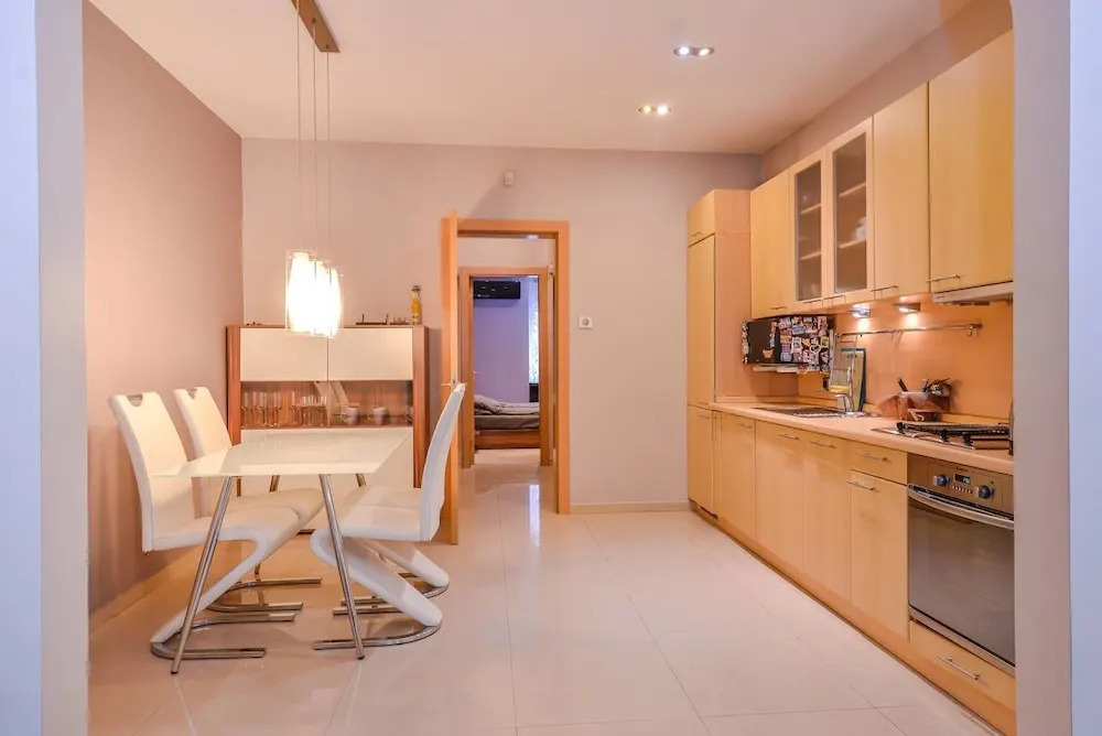 FM Deluxe 1-BDR Apartment - Extravaganzzo