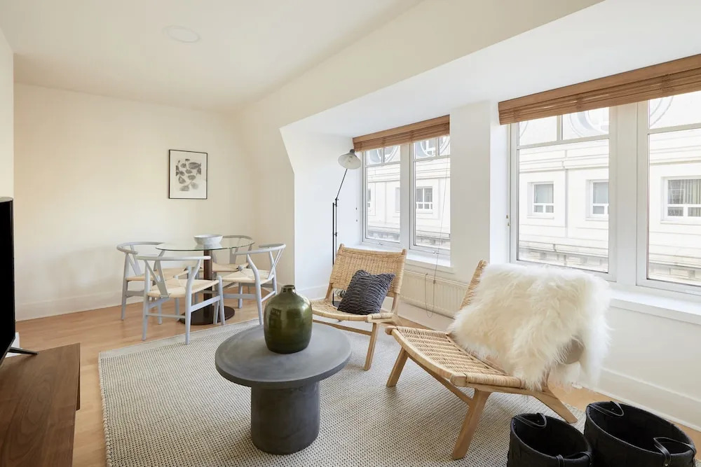 Charming Mayfair Suites by Sonder