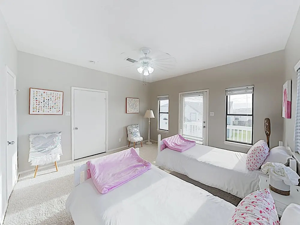 New Listing! Chic Karankawa , 1 Block To Beach 3 Bedroom Home